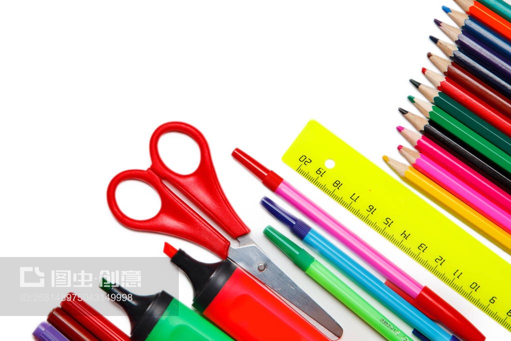 白色背景下的學(xué)習(xí)用品 簡約與專注之美